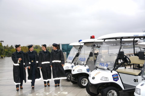 Bulvarda qadın polislər xidmətə başladı.